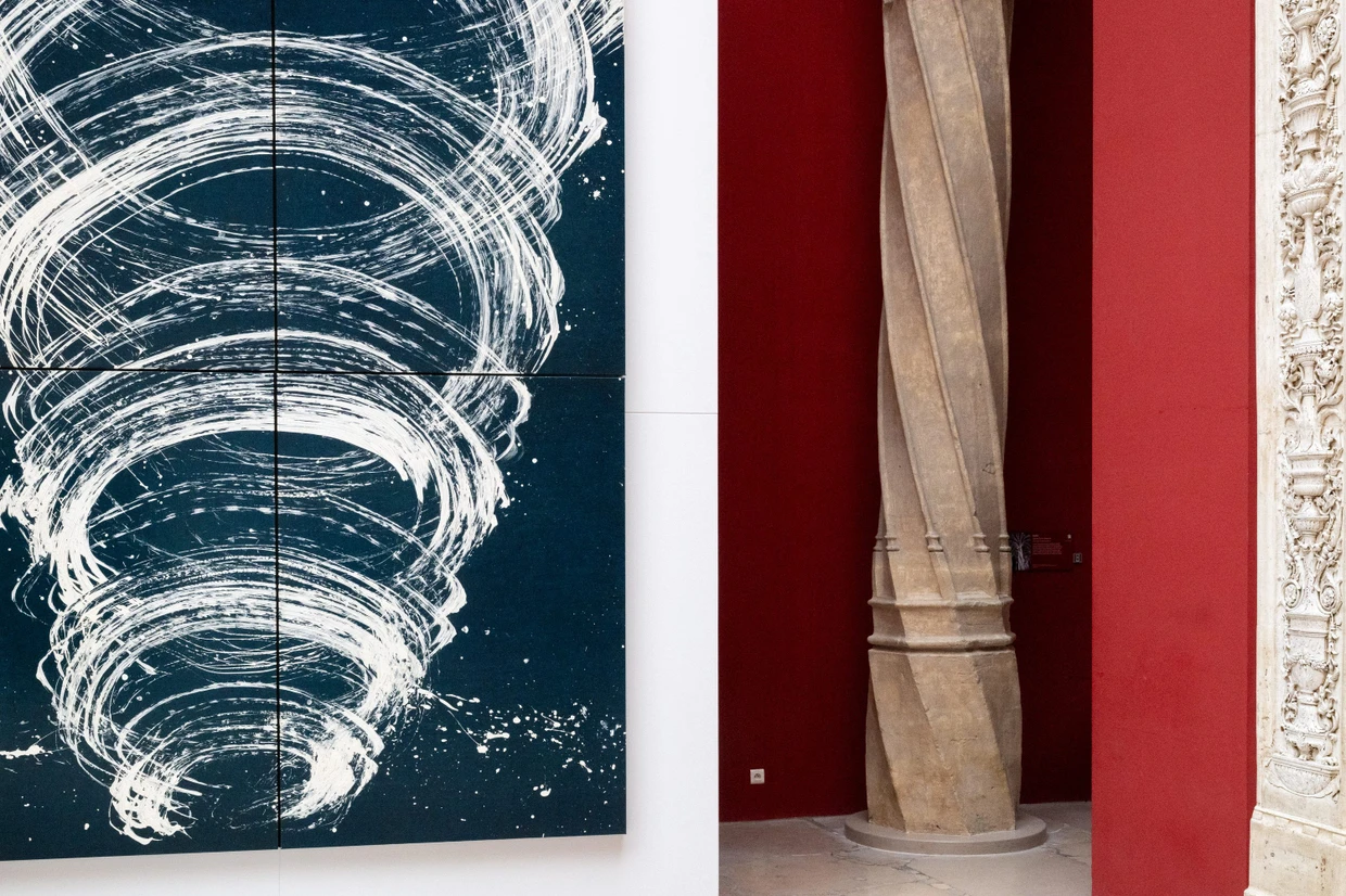 Hurrikan neben Spiralsäule: Als Formanalogie stellt Verdier ihr Bild einem tordierten Pfeiler des Mittelalters gegenüber