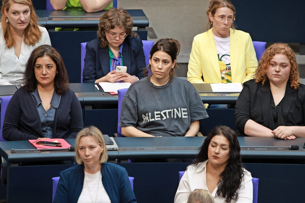 Im Juli: Linken-Abgeordnete Cansın Köktürk mit „Palestine“-Shirt im Bundestag.