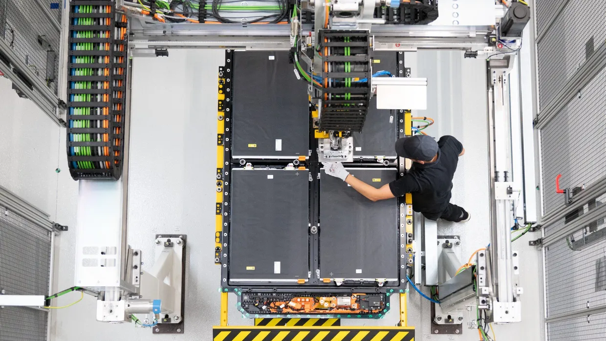 Produktion von Lithium-Ionen-Batterien von Mercedes: Wie schnell die Akkus altern, hängt auch davon ab, wie oft sie schnell geladen werden.