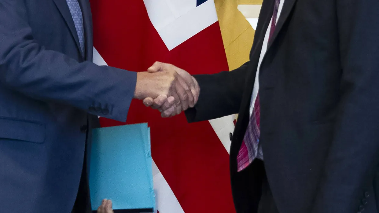 Reichen sich die Hand: Michel Barnier (l), Chefunterhändler der EU für den Brexit, und Stephen Barclay, Brexit-Minister von Großbritannien.