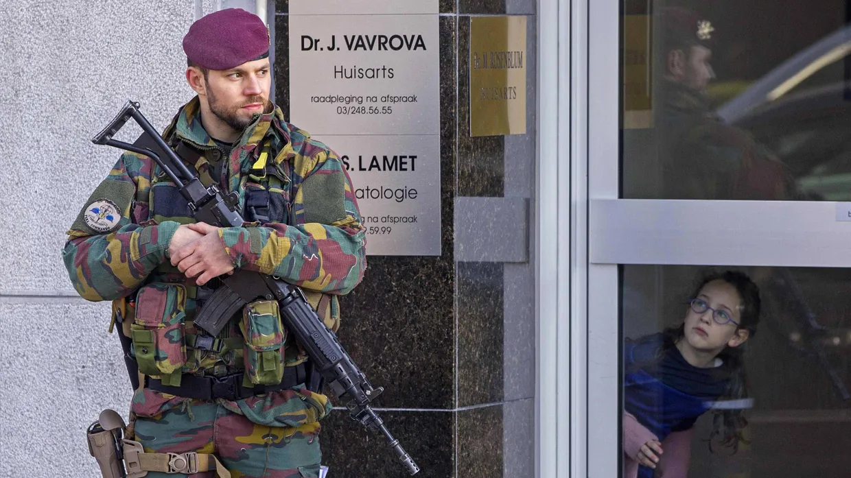 Ein belgischer Soldat bewacht ein Gebäude im jüdischen Viertel von Antwerpen.