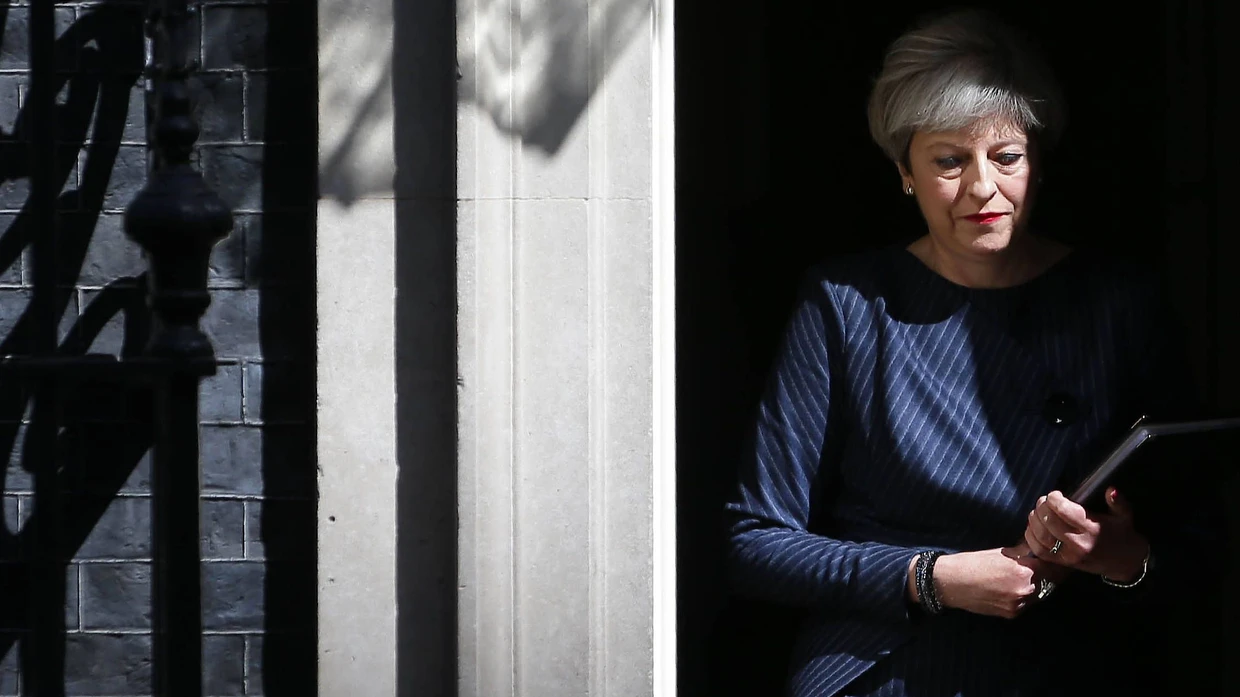 Premierministerin Theresa May tritt vor die Presse, um den Neuwahltermin zu verkünden.