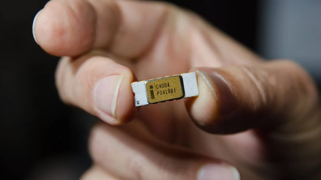 Der Intel 4004 war der erste Mikrochip der Welt.