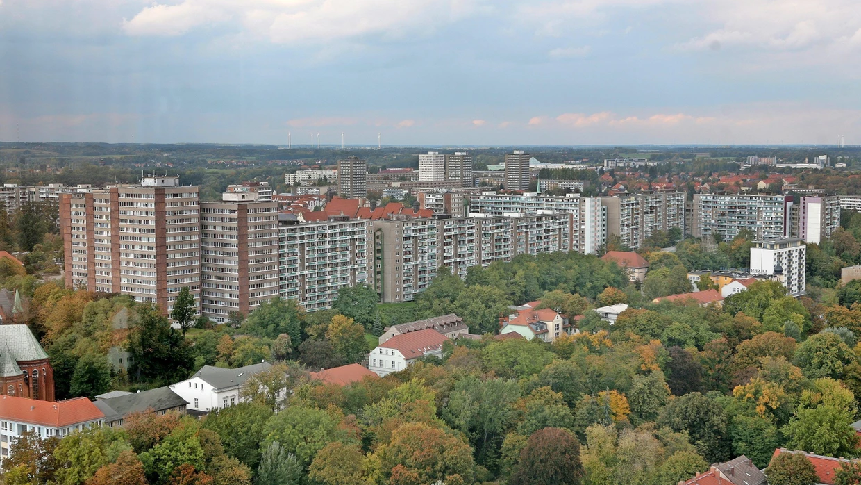 Wohnblöcke im Wandel: Auch der Erhalt von Plattenbauten ist für die Ressourcenbilanz besser als der Abriss.