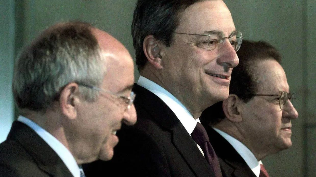 Mario Draghi (M) neben Vitor Constancio (r) und Miguel Angel Fernandez Ordonez (l) in Barcelona