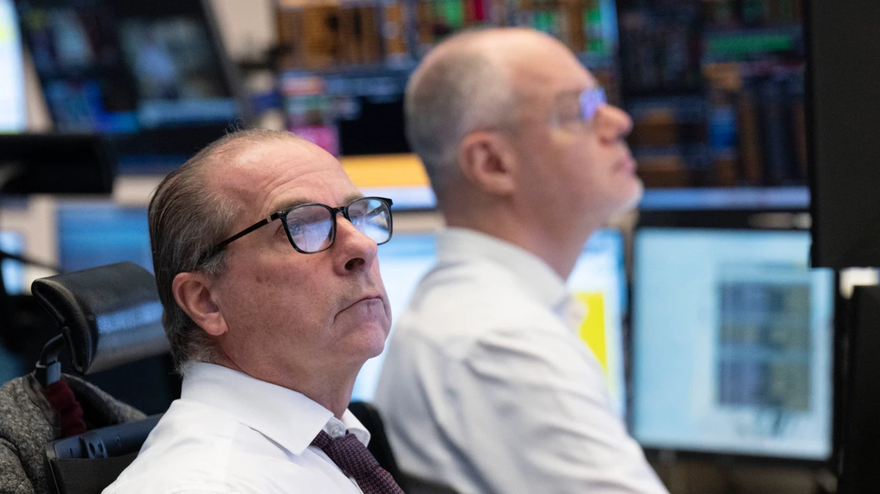 Keeping an eye on the record: traders on the Frankfurt trading floor on Monday