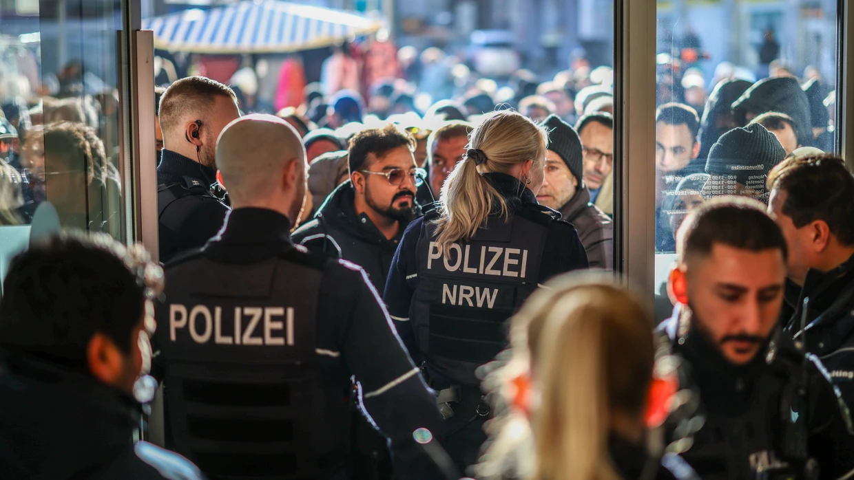 Was ist noch sicher? Aufgebrachte Sparkassenkunden in Gelsenkirchen diskutieren mit der Polizei.