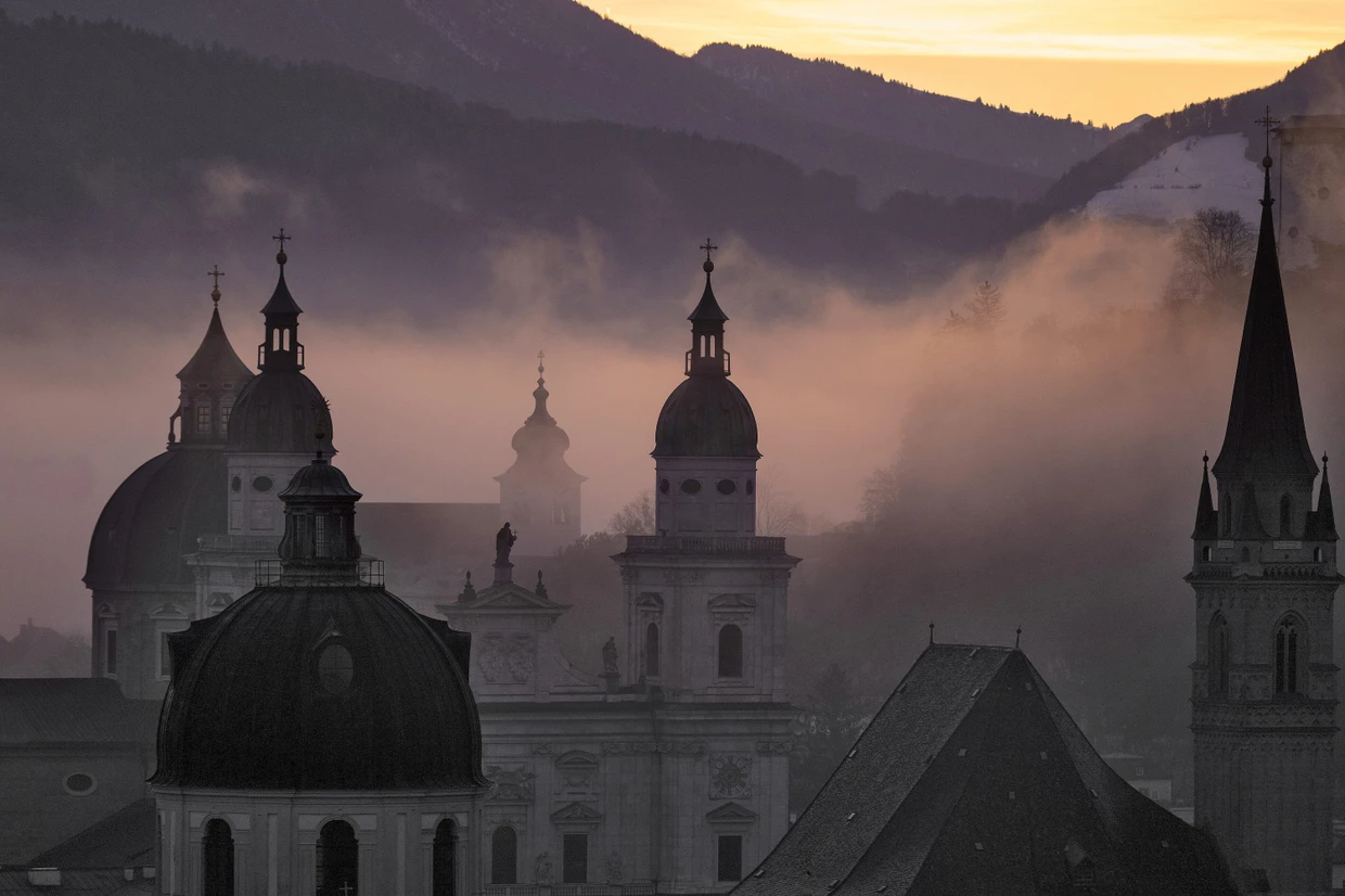 Allgegenwärtig ist die Düsternis: Nebel über der gottesfürchtigen Altstadt von Salzburg.