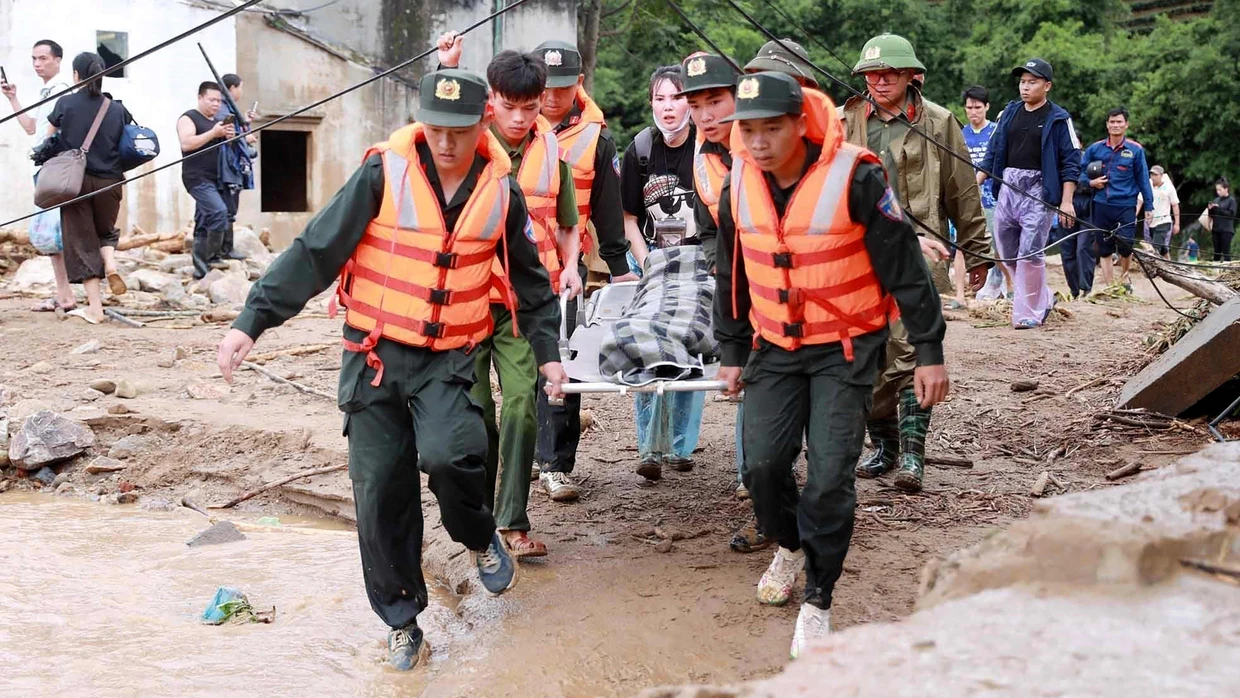 Rettungskräfte bergen Menschen in der Provinz „Lai Chau“ im Norden Vietnams.