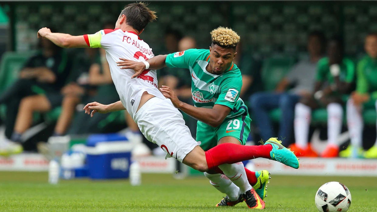 Darf ich bitte mal durch: Serge Gnabry hat gegen Augsburg gute Szenen, am Ende aber baut auch er ab.