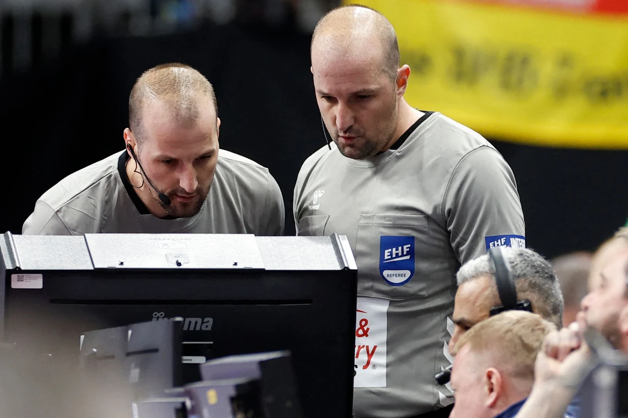 Wann sie sich eine Szene noch einmal anschauen, entscheiden die Schiedsrichter selbst.