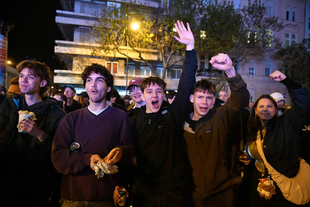 Anhänger von Tisza feiern den Wahlsieg auf den Straßen Budapests.