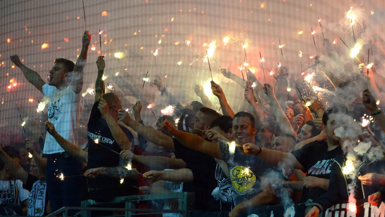 Da hat die Polizei ein Auge drauf: feiernde Eintracht-Fans.