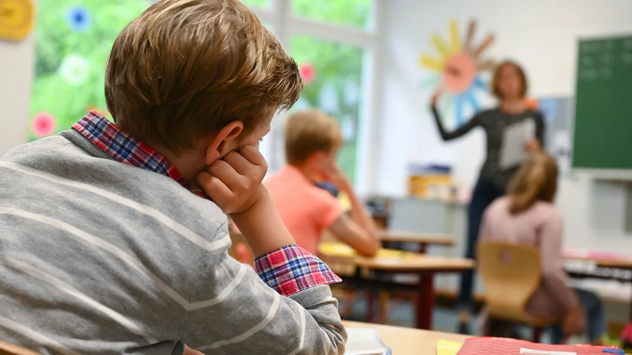 Wie viel Geld erhält die Lehrerin? Unterricht an der Robert-Schumann-Grundschule in Wiesbaden