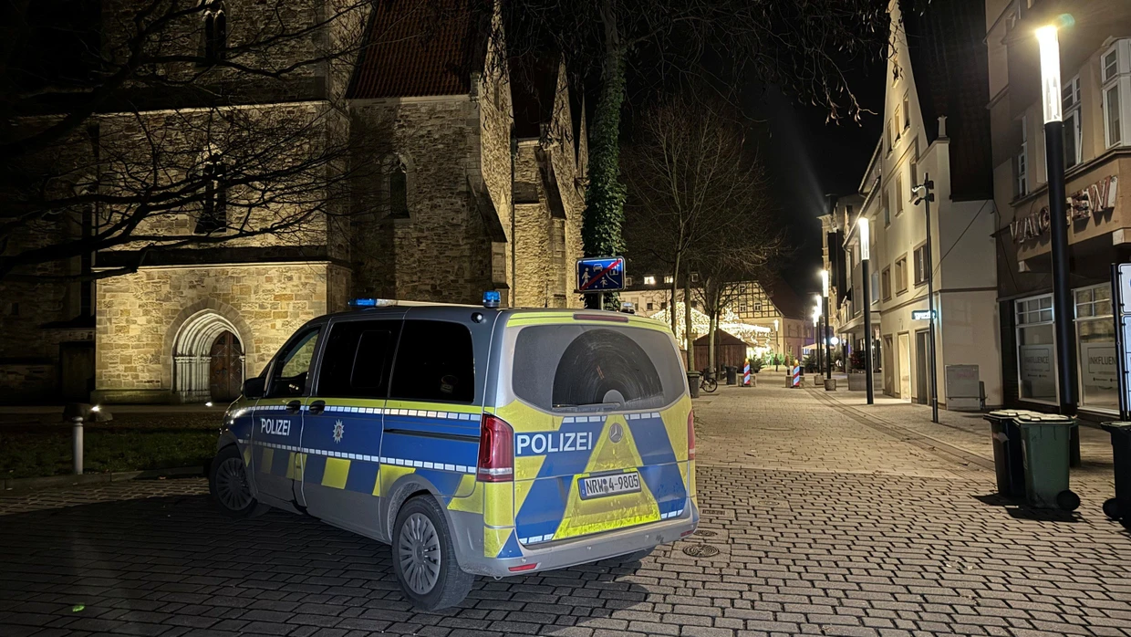 Herford: Ein Polizeiauto steht in der Nähe des Weihnachtsmarktes.