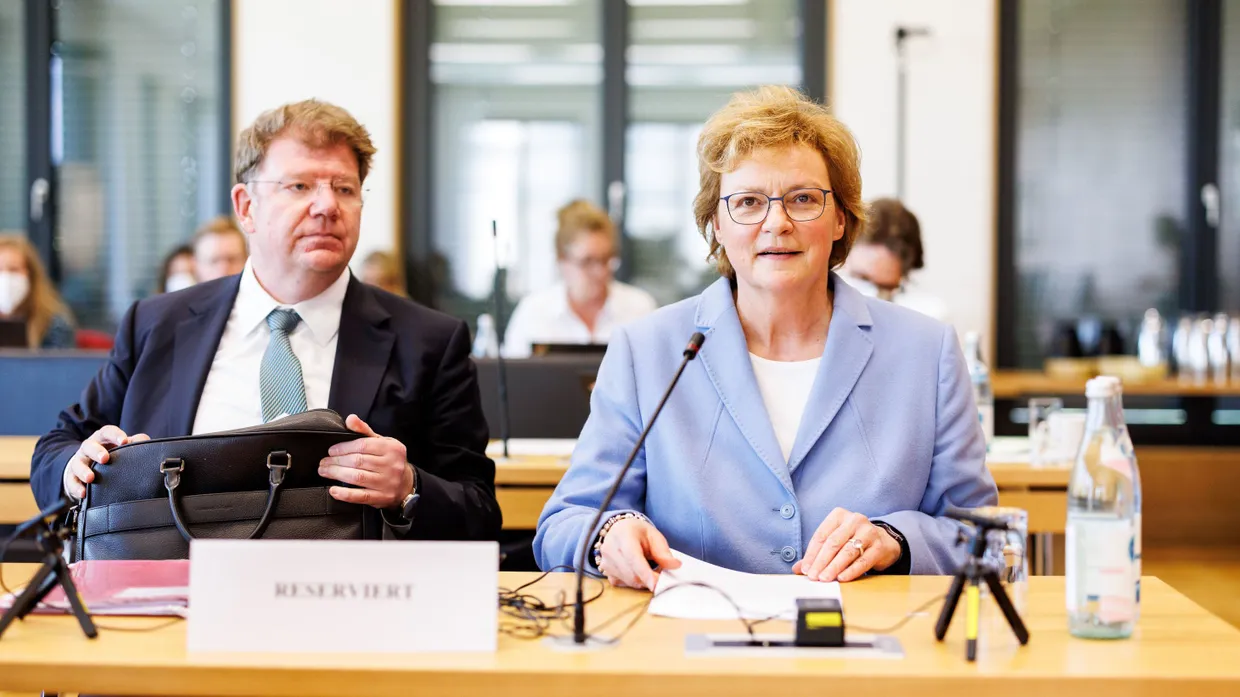 Monika Hohlmeier, Abgeordnete im Europäischen Parlament, kommt am 9. Mai 2022 als Zeugin mit ihrem Rechtsbeistand Christoph Knauer zu einer Sitzung des Maskenausschusses im bayerischen Landtag.