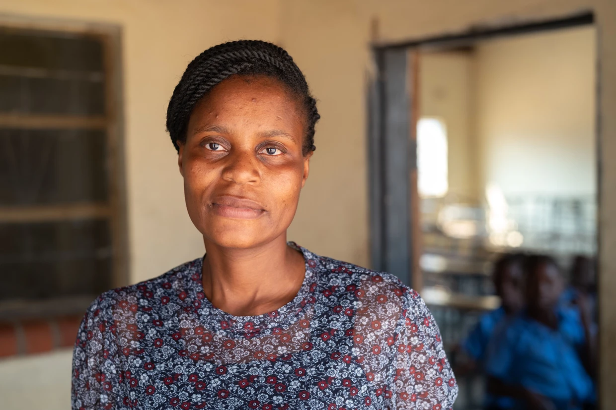 Schulleiterin Josephine Mweemba musste, als sie die Stelle angetreten hat,  erst einmal ihre Schüler suchen gehen. Die hatten schon nicht mehr daran geglaubt, dass es eine Lehrerin an ihrer Schule aushalten würde.