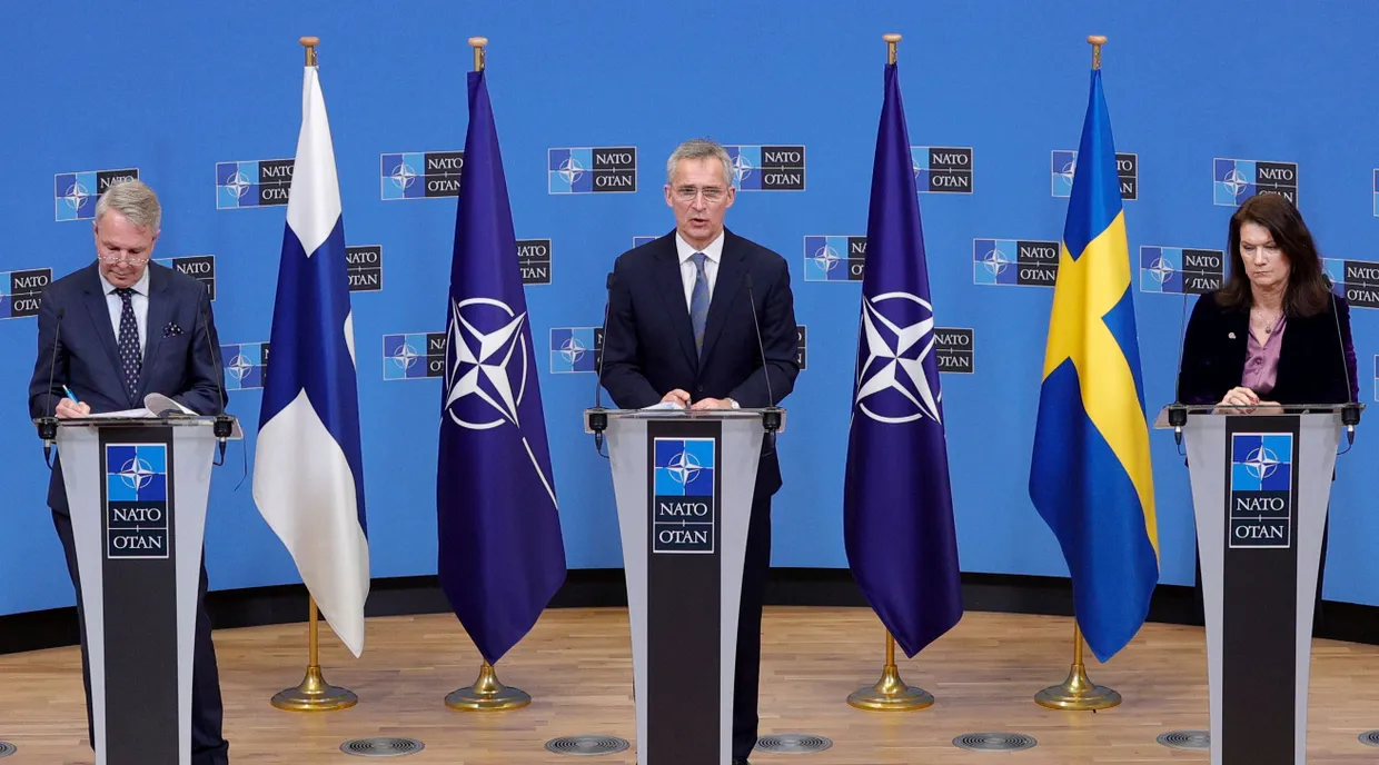 Der finnische Außenminister Pekka Haavisto (links), Nato-Generalsekretär Jens Stoltenberg und Schwedens Außenministerin Ann Linde bei einer Pressekonferenz im Nato-Hauptquartier im Januar