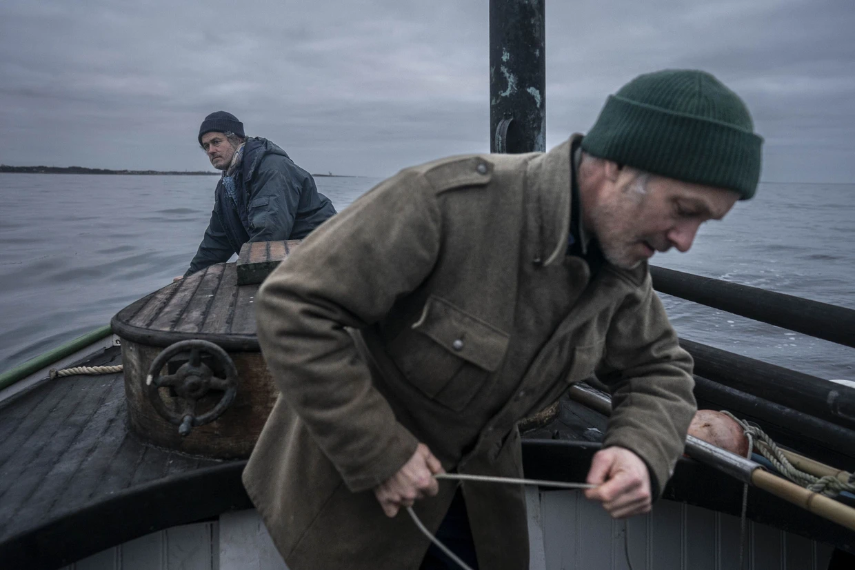 Die Brüder Martin und Mathias Ravanis auf ihrem Heringsboot