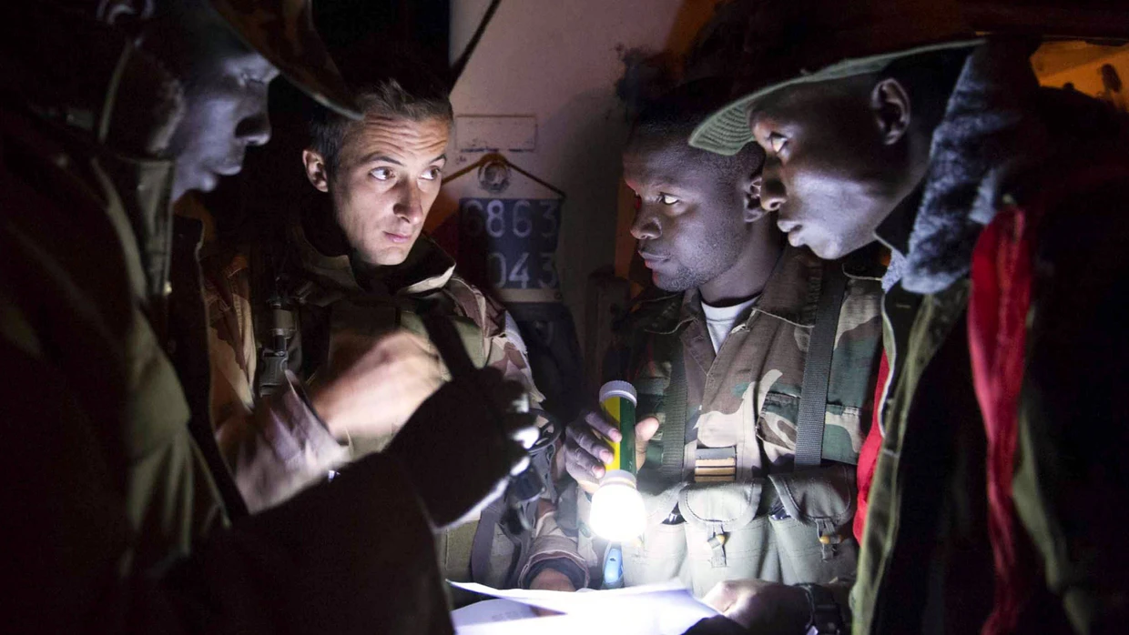 In Mali: Einsatzbesprechung zwischen französischen und malischen Truppen
