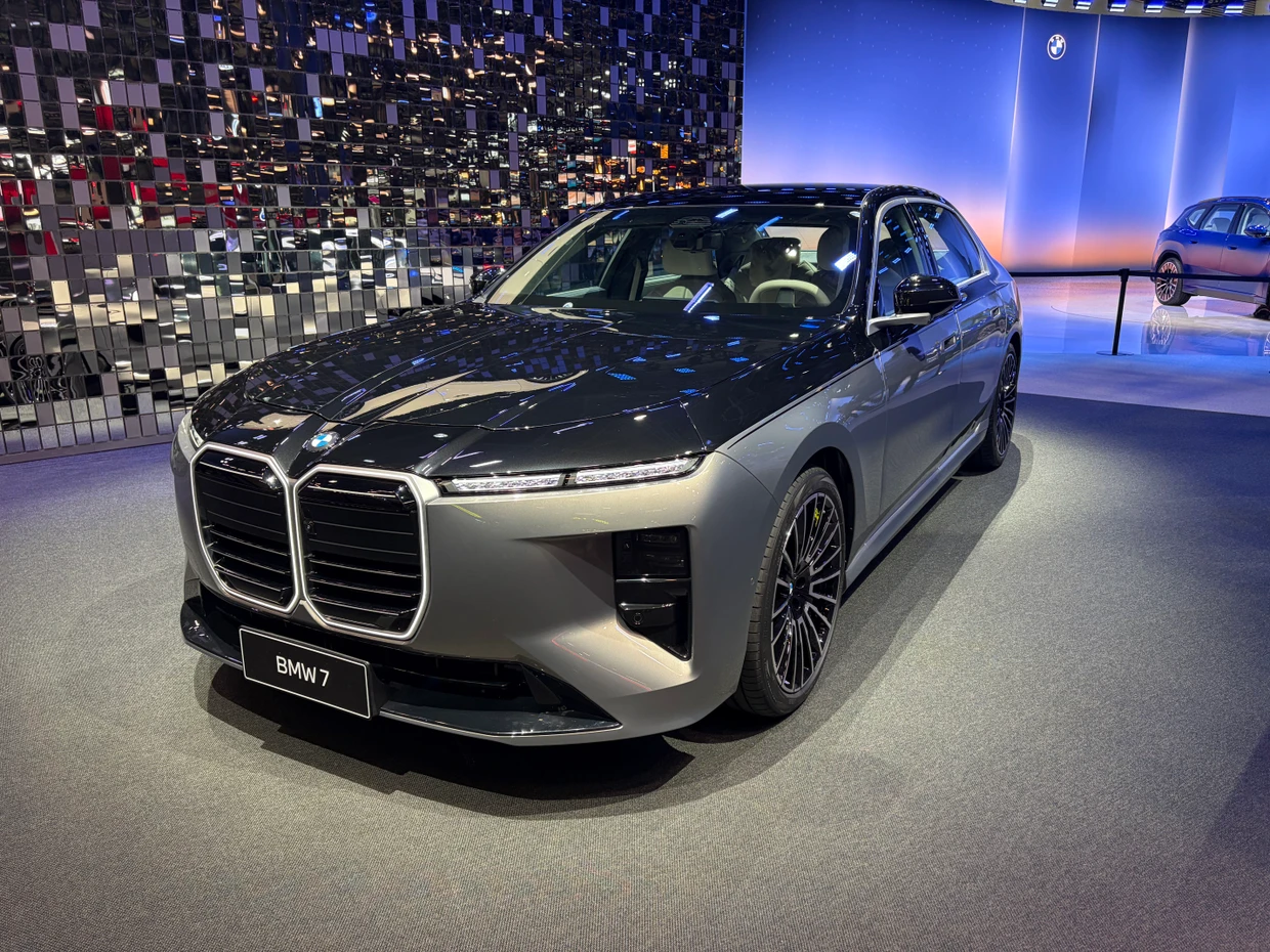 ... und BMW liftet seinen 7er.