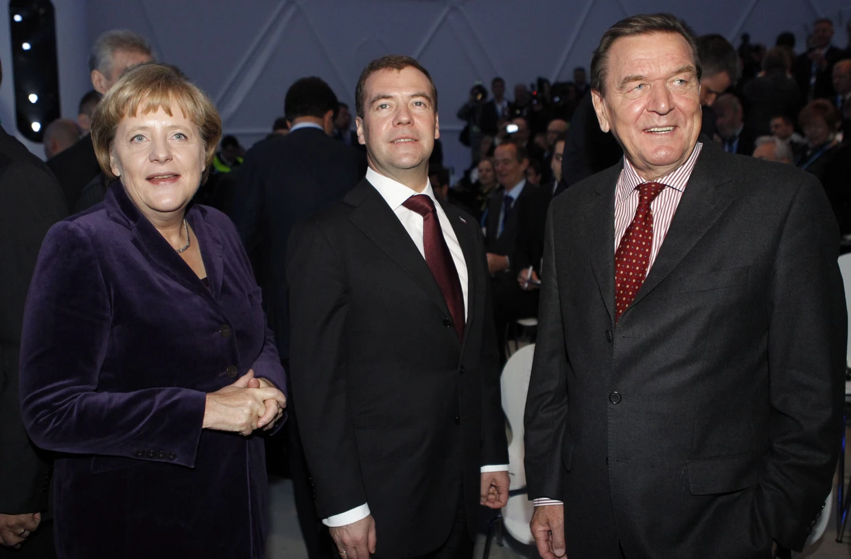 Angela Merkel, Dmitri Medwedjew und Gerhard Schröder bei einer feierlichen Veranstaltung zum Bau der Nordstream-Pipeline im Jahr 2011.