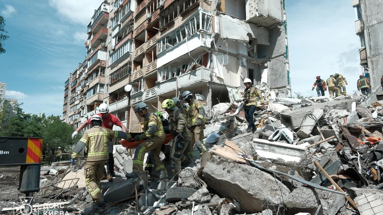 Rettungskräfte bergen am 14. Mai Opfer eines russischen Angriffs auf die ukrainische Hauptstadt Kiew.
