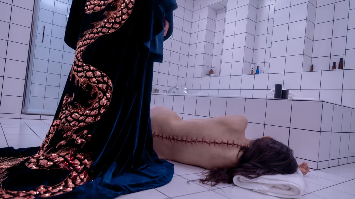 Demi Moore (rechts) erschafft sich in „The Substance“ ein jüngeres, perfekteres Selbst, aber das hat seinen Preis.