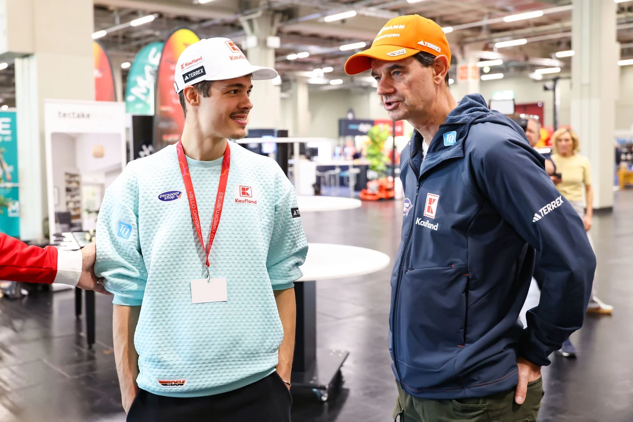 Stefan Horngacher, national coach of the German ski jumpers (right), talks to ski jumper Philipp Raimund.