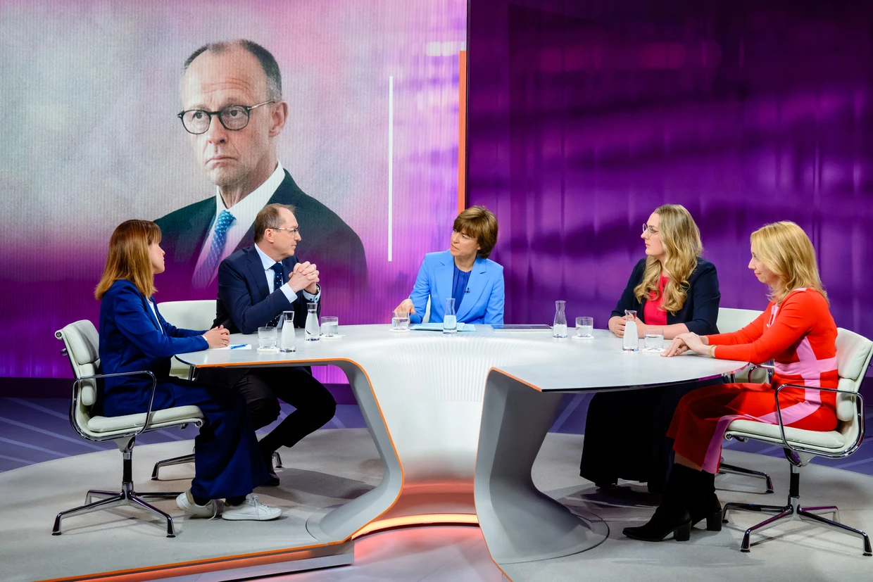 Journalisten sind so etwas wie die Einwechselspieler: Bei „maybrit illner“ wartet Melanie Amann, damals noch beim „Spiegel“, auf ihren Einsatz.