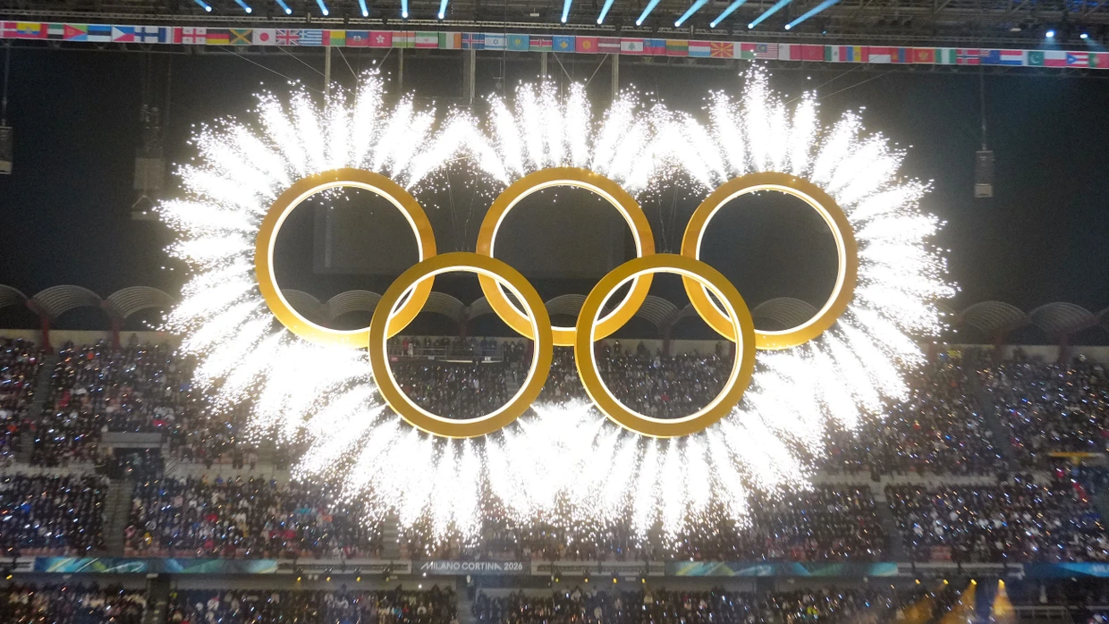 06.02.2026, Italien, Mailand: Olympia, Olympische Winterspiele Mailand Cortina 2026, Eröffnungsfeier in Mailand, San Siro, Feuwerk wird während der Eröffnungsfeier an den Olympischen Ringen gezündet. Foto: Michael Kappeler/dpa +++ dpa-Bildfunk +++