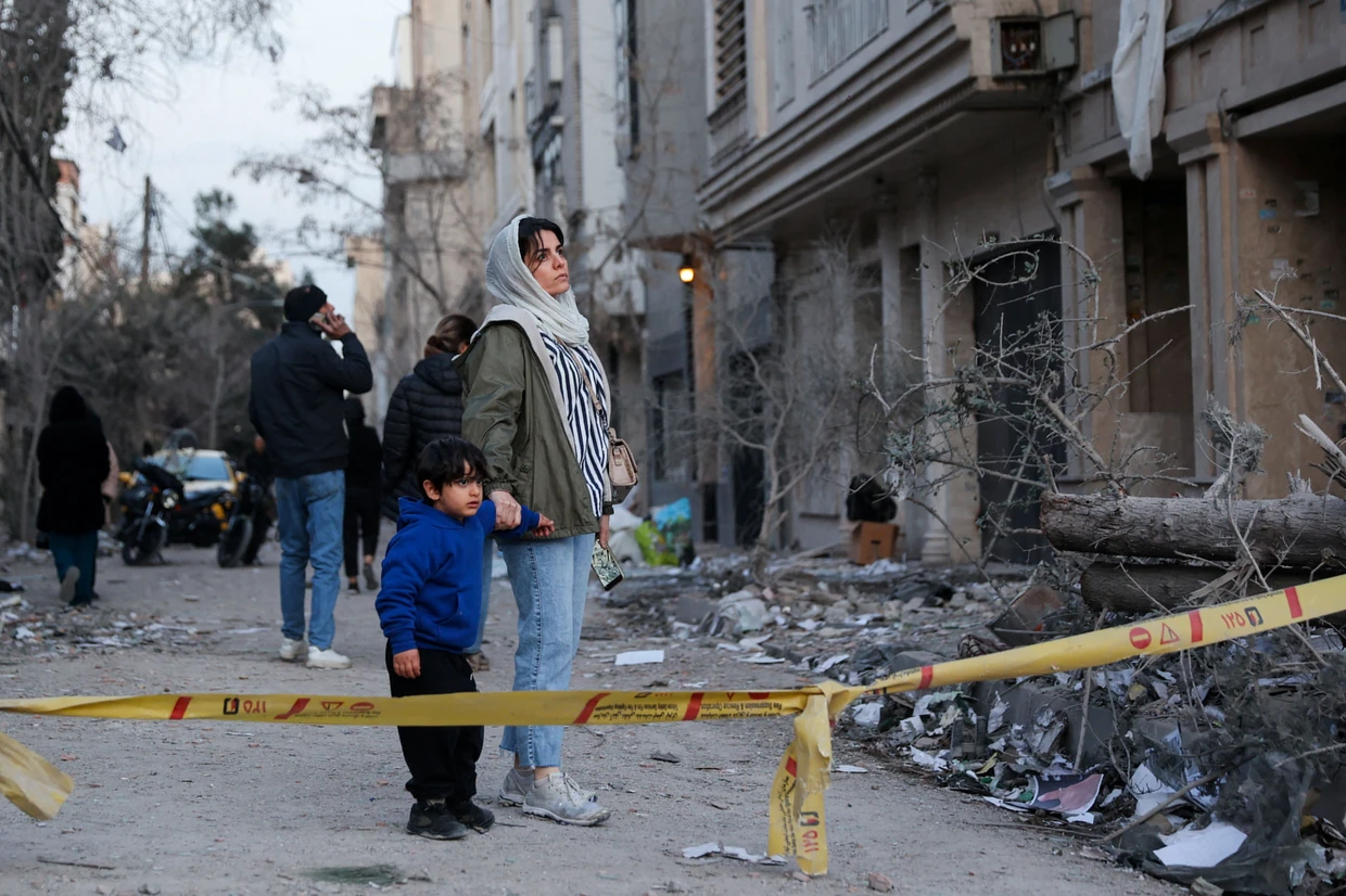 Sie sind die Leidtragenden: Mutter mit Kind in Teheran Anfang März