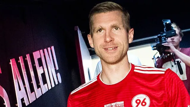 Per Mertesacker begeht den Abschied in Hannover: „Ich bin im Niedersachsenstadion groß geworden, in der Regionalliga.“