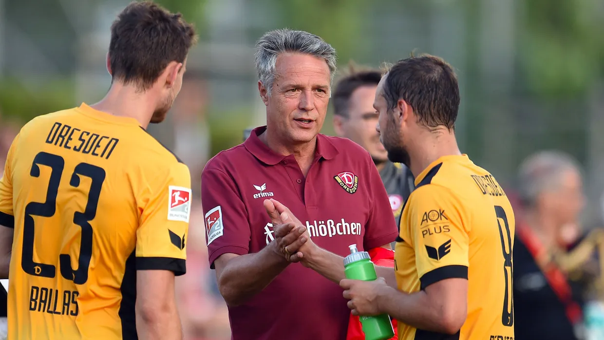 Uwe Neuhaus, Dresdens Trainer, im Gespräch mit seinen Spielern Ballas (l.) und Benatelli