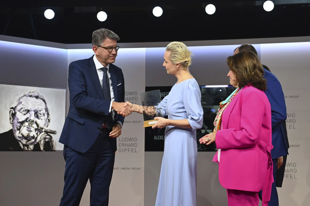 Wolfram Weimer en la Cumbre Erhard 2024 con la viuda de Alexei Navalny, Julia Navalnaja