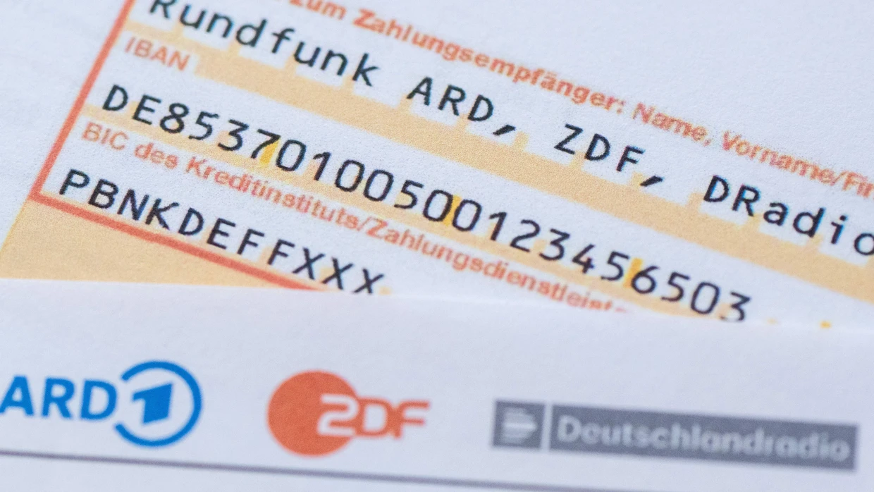 Der Rundfunkbeitrag liegt zurzeit bei 18,36 Euro im Monat. Das Bundesverfassungsgericht will am 23. Juni über Verfassungsbeschwerden von ARD und ZDF gegen den Beschluss der Bundesländer, den Rundfunkbeitrag nicht zu erhöhen, verhandeln.