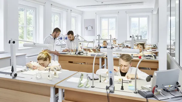 Blick in die Abteilung Komplikationen: Eine Gangreserveanzeige, ein Datum oder die Anzeige der Zeit, die an anderen Orten der Erdkugel gilt, nennt man „Kleine Komplikationen“. In solchen Uhren steckt noch mehr Ingenieurs- und Uhrmacherleistung als ohnehin.