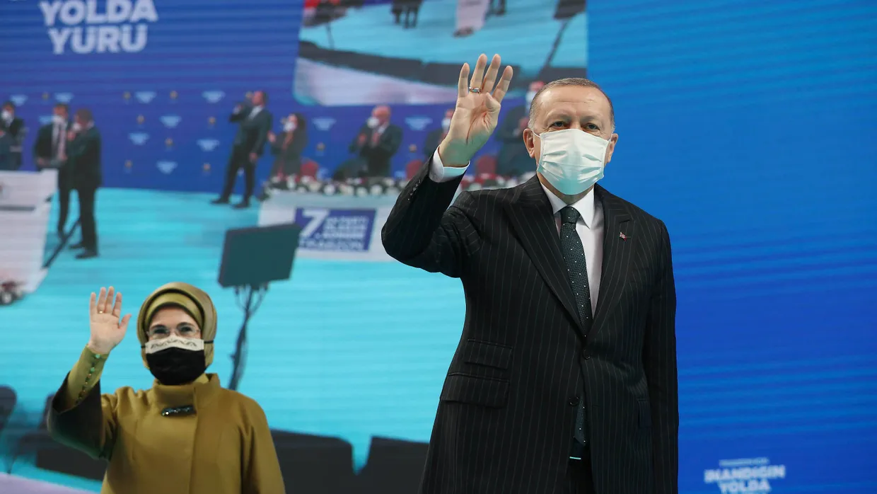 Der türkische Präsident Recep Tayyip Erdogan und seine Ehefrau Emine bei einem Parteikongress in Trabzon am 16. Februar
