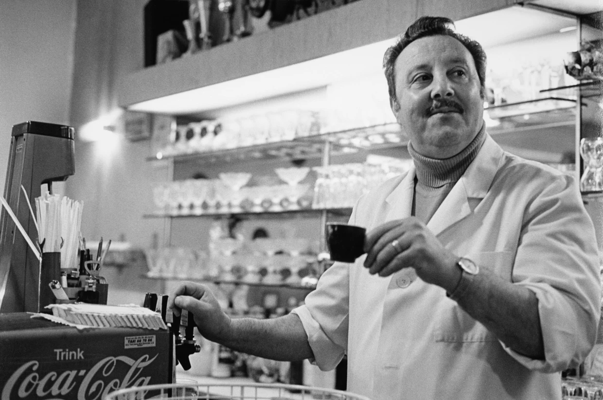 Bei der Arbeit: Josef Betori, Inhaber eines Eiscafés, Essen-Werden 1986
