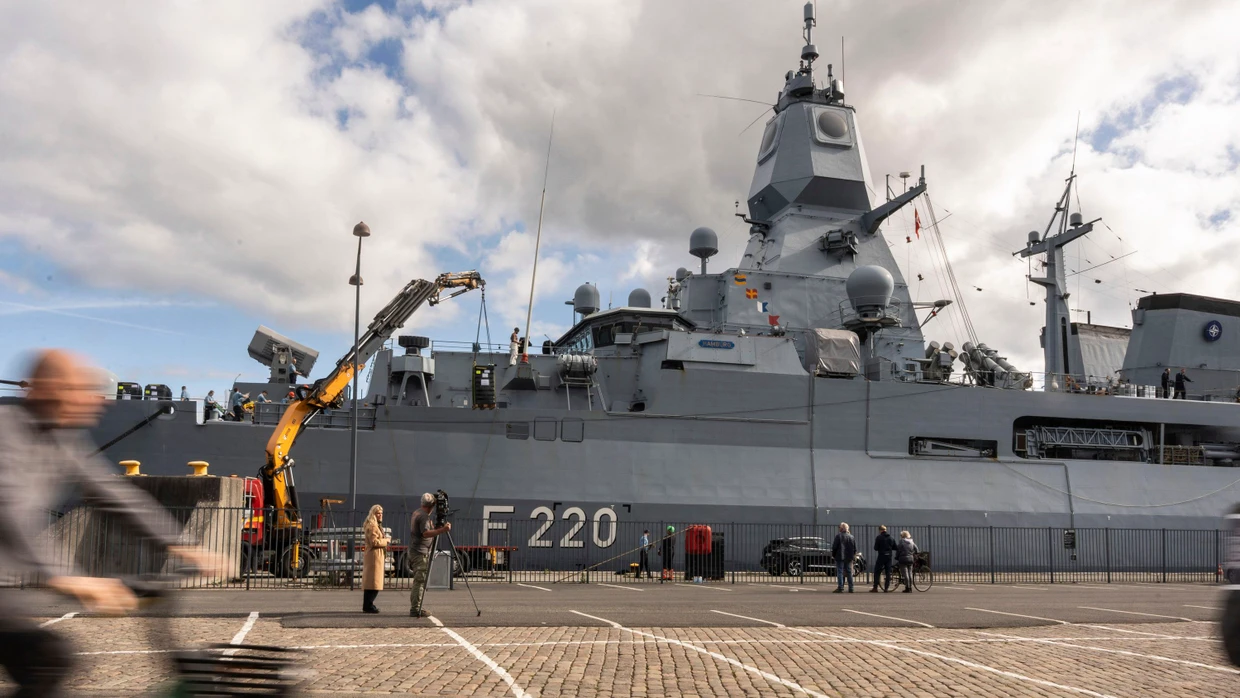 Die Fregatte FGS Hamburg F220 der Deutschen Marine bei einem Einsatz in Dänemark