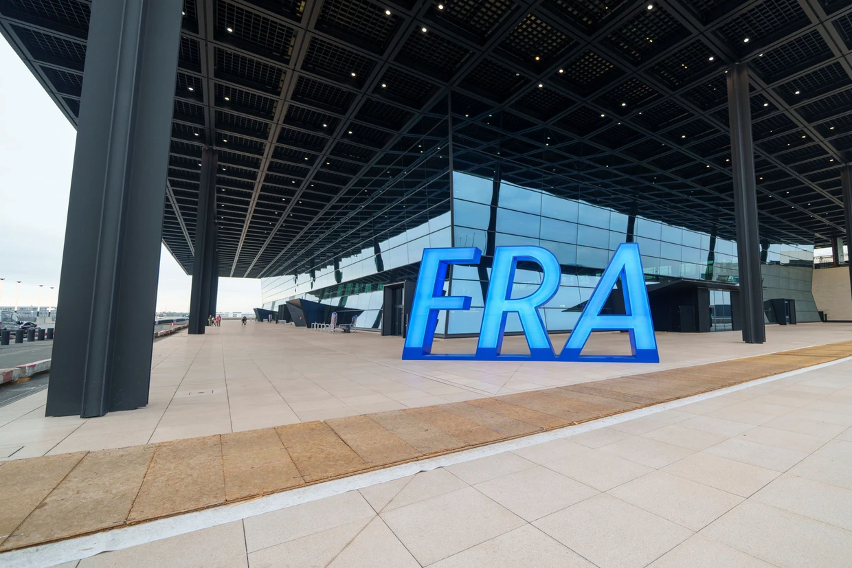 Die Fotokulisse am Terminal: Vor der Eingangshalle stehen die Buchstaben „FRA“ als monumentale Skulptur