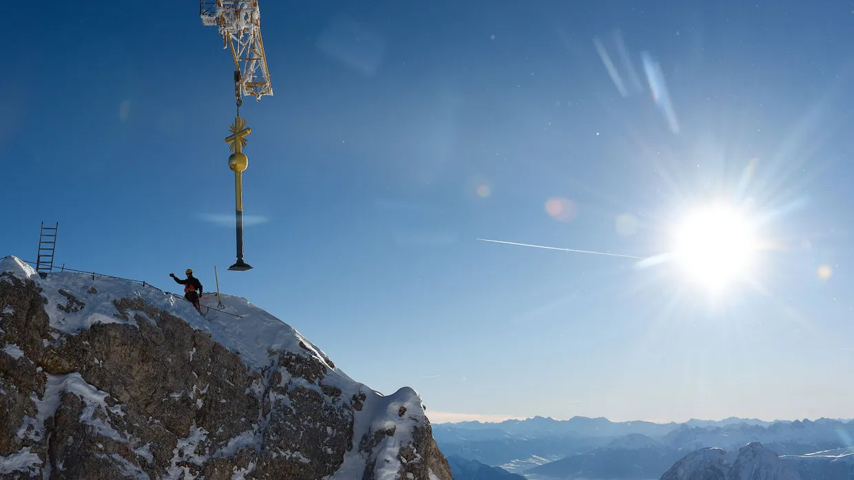Ein neues Gipfelkreuz für Deutschlands höchsten Berg - die Zugspitze