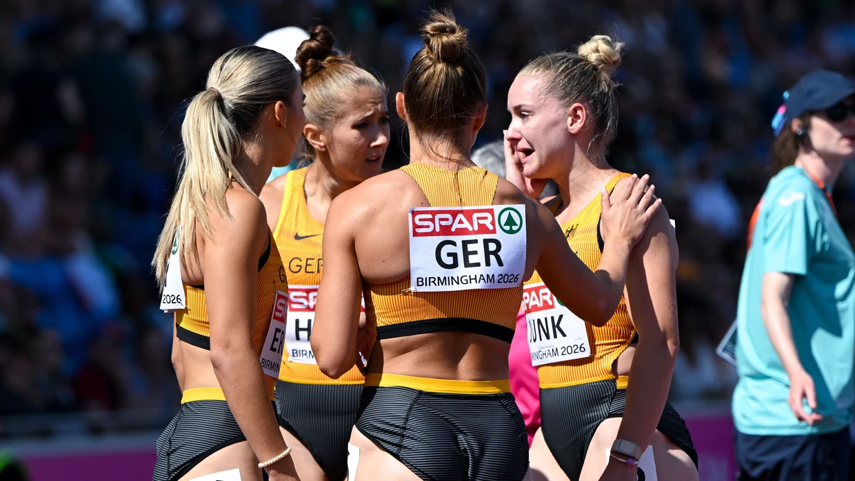 Jolina Ernst, Rebekka Haase und Gina Lückenkemper trösten ihre Teamkollegin Sophia Junk.