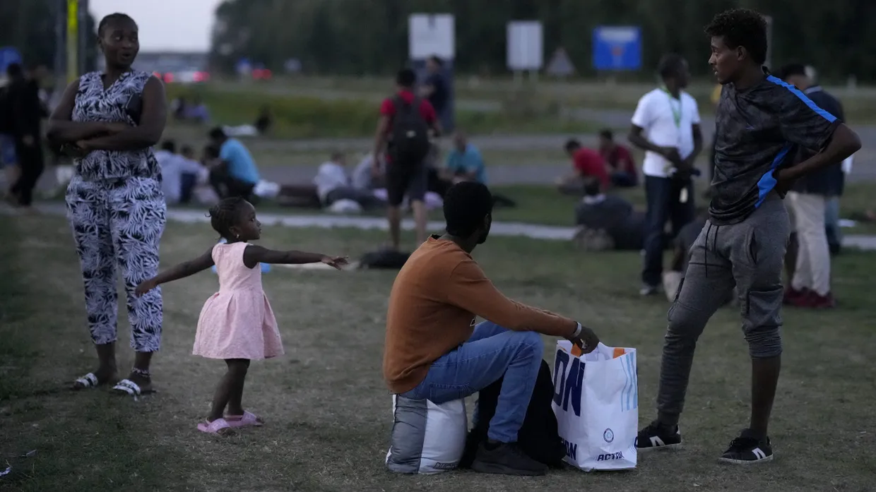 Migranten Ende August 2025 vor einem überfüllten Asylbewerberzentrum in Ter Apel im Norden der Niederlande