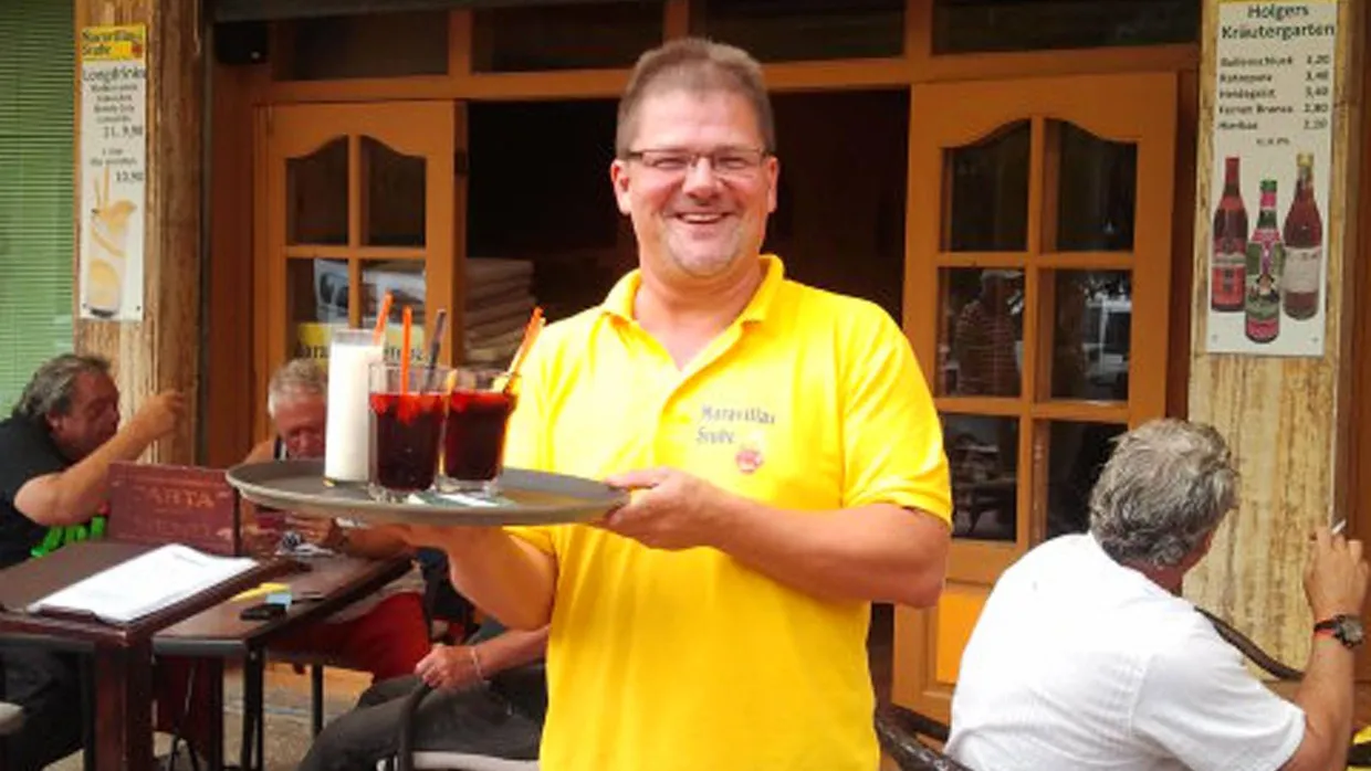 Nun fröhlicher Gastwirt: Der frühere NPD-Chef Holger Apfel vor seinem Lokal auf Mallorca