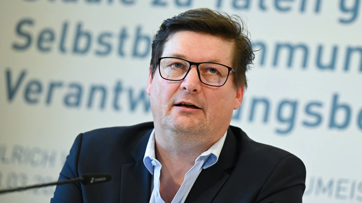 Stellt fest, dass es im Bistum Mainz über Jahrzehnte Missstände beim Umgang mit sexuellem Missbrauch gab: Der Rechtsanwalt Ulrich Weber spricht am 3. März 2023 während einer Pressekonferenz zu den Ergebnissen einer entsprechenden Studie.