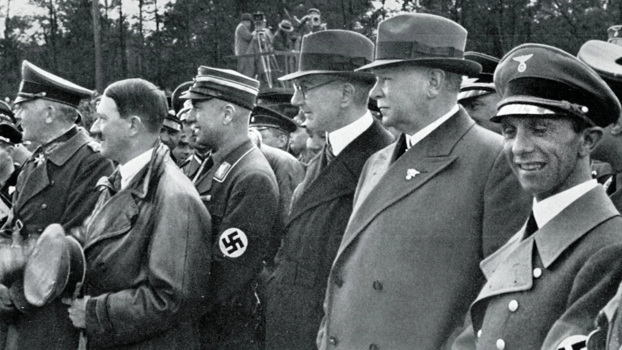 Machtdemonstration: Die NS-Führung um Adolf Hitler (Zweiter von links) und Joseph Goebbels (rechts) inszenierte die Eröffnung der Autobahn zwischen Frankfurt and Darmstadt im Mai 1935 als Pioniertat zugunsten des Volkes.