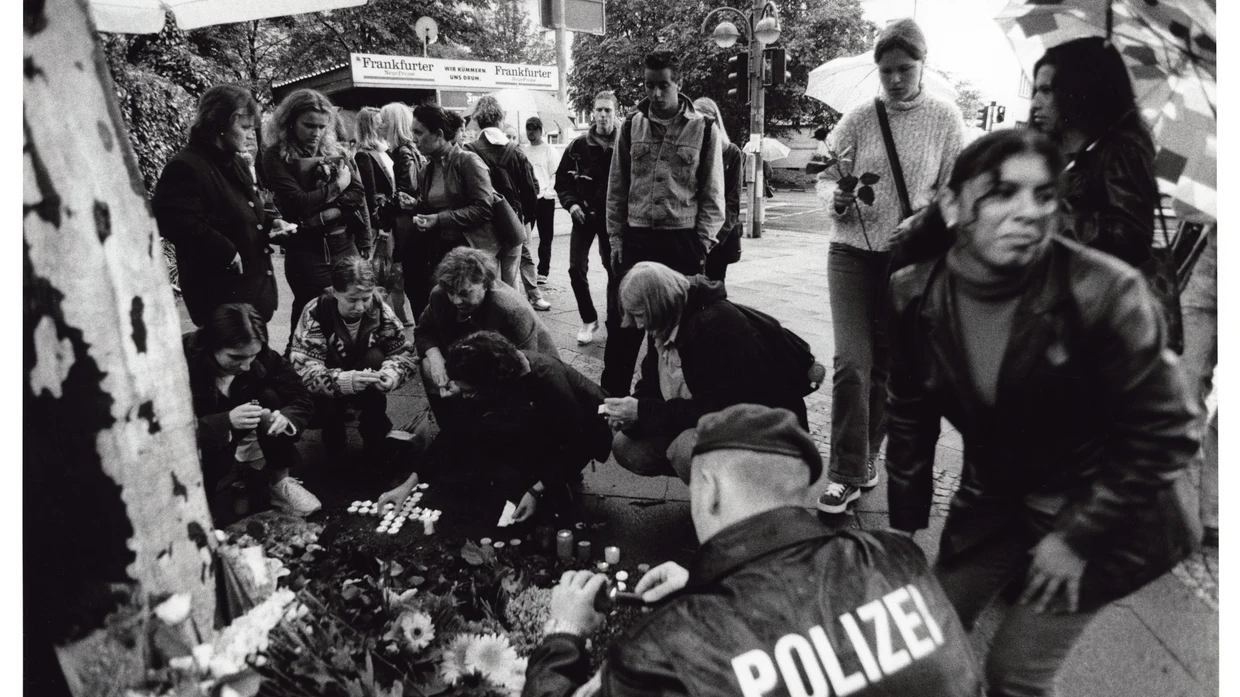 Am Tag danach: Passanten und Polizisten legen am 12. September Blumen in der Nähe des amerikanischen Generalkonsulats in Frankfurt nieder, das sich damals noch an der Siesmeyerstraße befand.