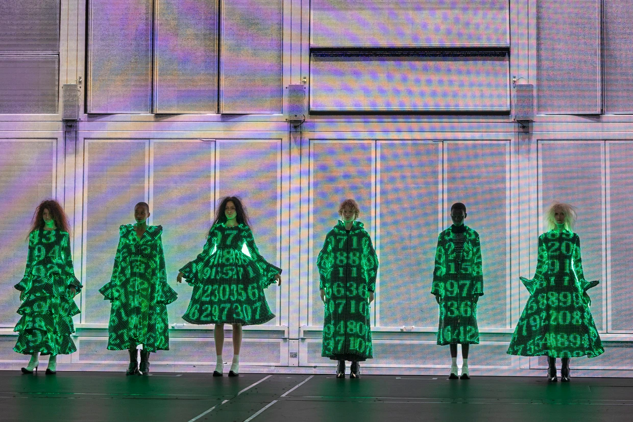 Wie Weihnachten: Das japanische Avantgarde-Label Anrealage von Designer Kunihiko Morinaga bringt LED-Kleider heraus, die auf die Umgebung oder auf Knopfdruck reagieren.