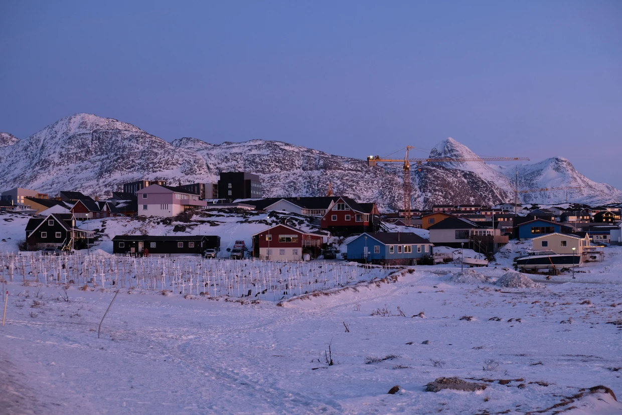 Hinter Nuuk ragen die Berge empor.